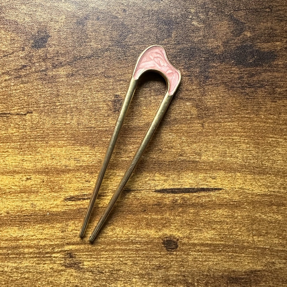 Gold hair pin with pink accent